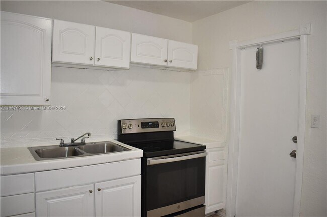 Building Photo - 633 NW 6th Ct