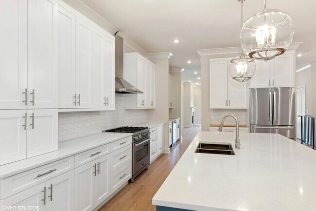 Foto del edificio - Condo Quality 3,400 SF Duplex Down in Roscoe Village, Pet Friendly Available August 1st