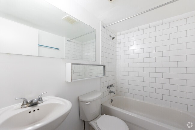 1BR, 1BA - Salle de bain - 260 Wellesley St E