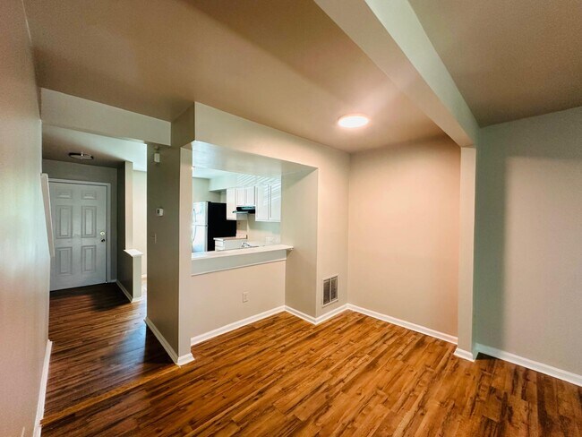 Building Photo - 656 Lex Dr