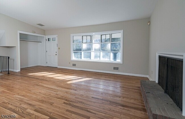 Foto del edificio - 279 Cherry Valley Rd