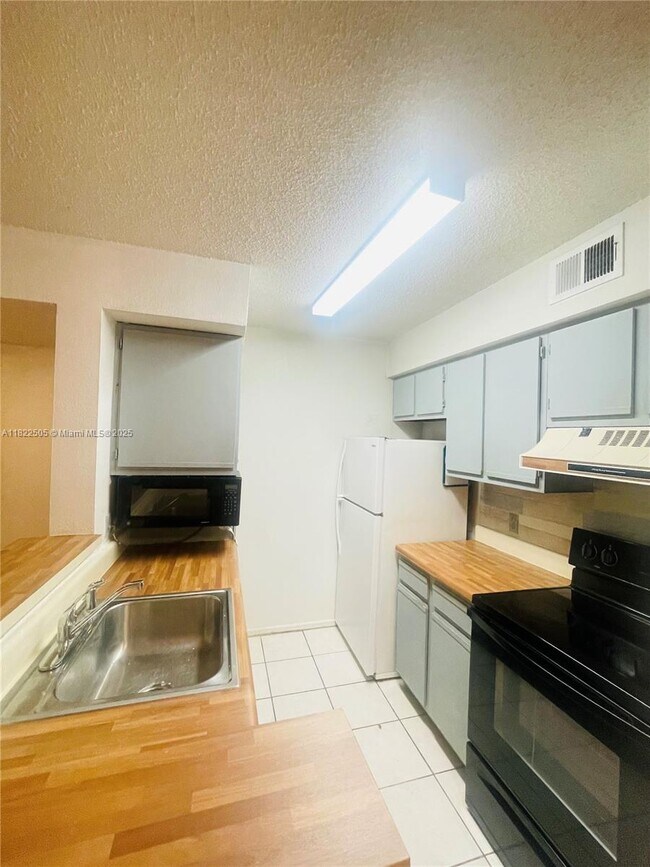 Building Photo - 2736 S University Dr
