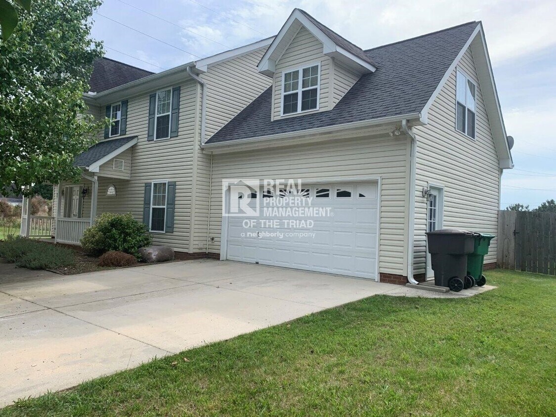 Primary Photo - AVAILABLE SOON! Attractive 3 Bedroom/2.5 B...