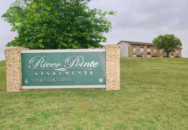 Building Photo - River Pointe Apartments