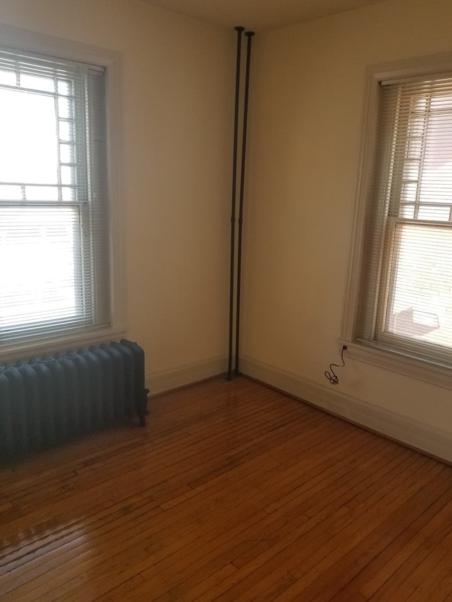 Building Photo - 1308 W 13th St