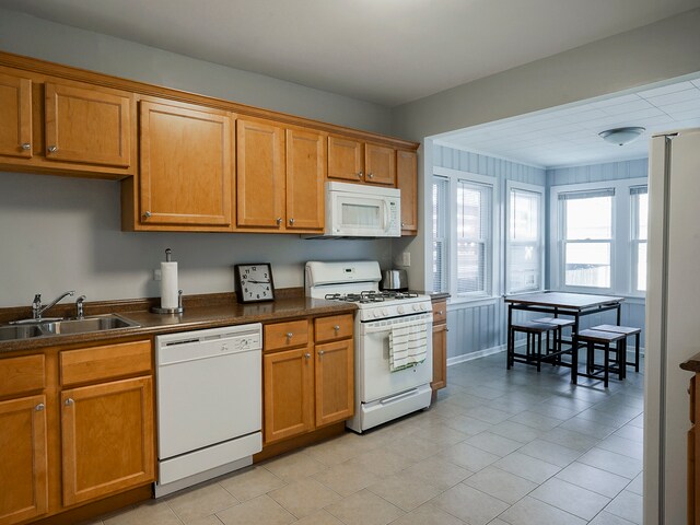 Building Photo - 4143 N Kenneth Ave