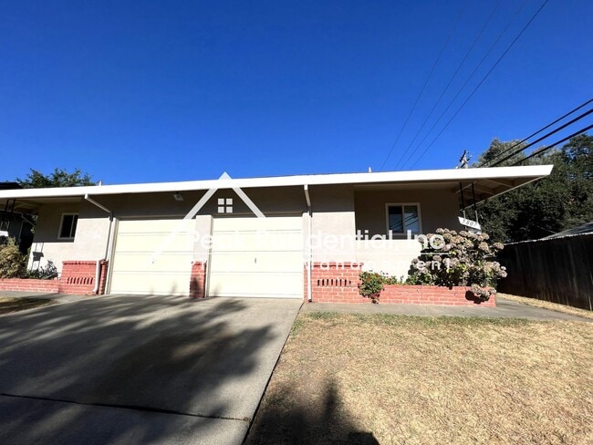 Building Photo - Updated 2bd/1ba Carmichael Duplex with Garage