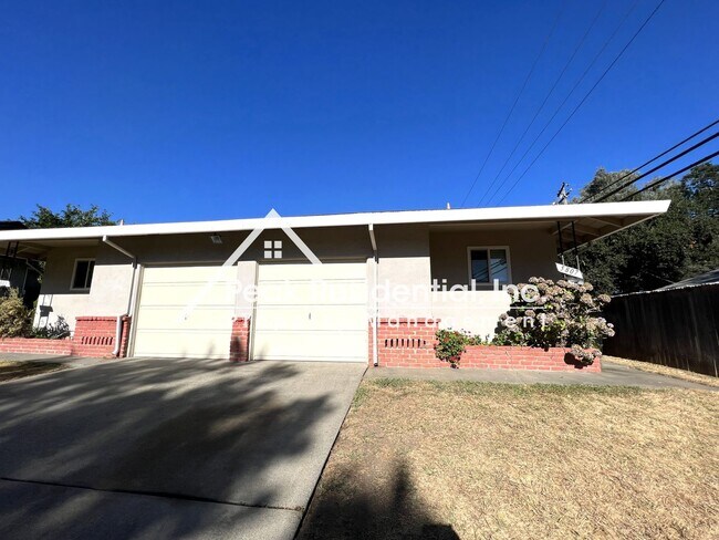 Foto del edificio - Updated 2bd/1ba Carmichael Duplex with Garage