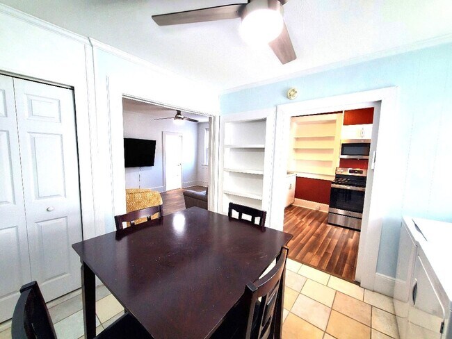 Foto del edificio - Beautiful 2BR/1BA Apartment with Utilities Included – Prime Downtown Location