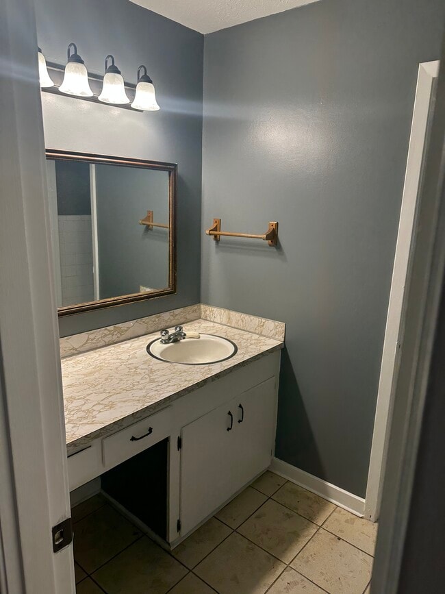 Photo - 221 Belaire Dr House