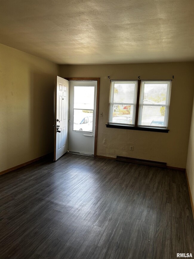 Building Photo - 1102 Oxford Ave