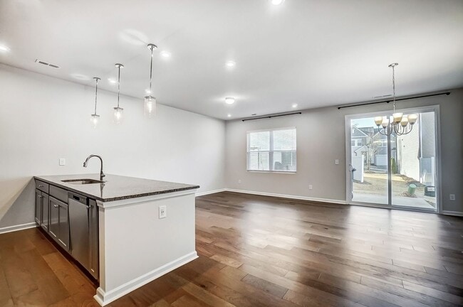 Photo - Move-in Ready Modern Townhome!!