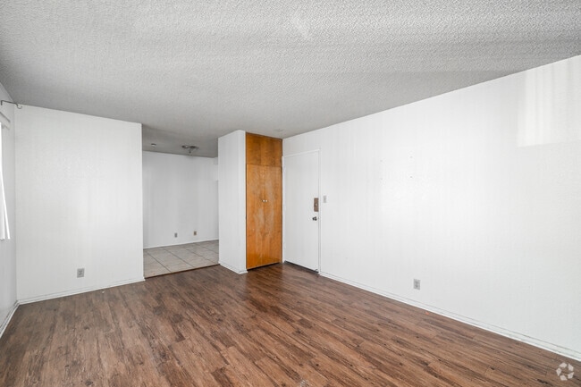 2BR, 2BA - 1,000SF - Living Room - 11503 Menlo Ave.