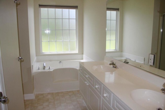 Building Photo - 1721 Wyngate Cir