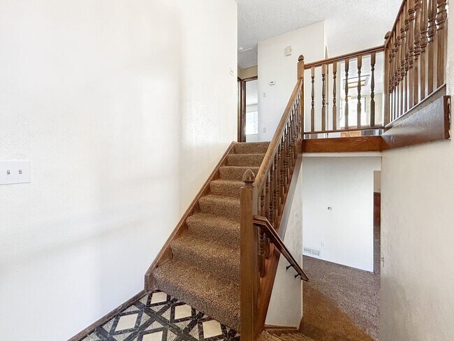 Foto del edificio - $0 DEPOSIT OPTION. CENTRALLY LOCATED 4 BEDROOM SPLIT LEVEL HOME IN WESTMINSTER!