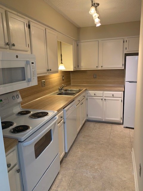Building Photo - "Charming 2-Bed Townhouse Retreat with Fir...