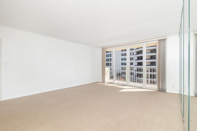 Building Photo - 630 Ocean Dr