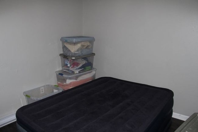Building Photo - 2 BR 1 BA Unit