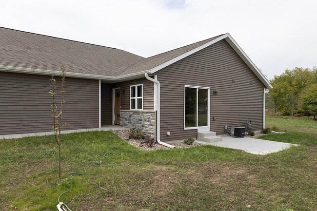 Building Photo - 5004 Crestwood Dr