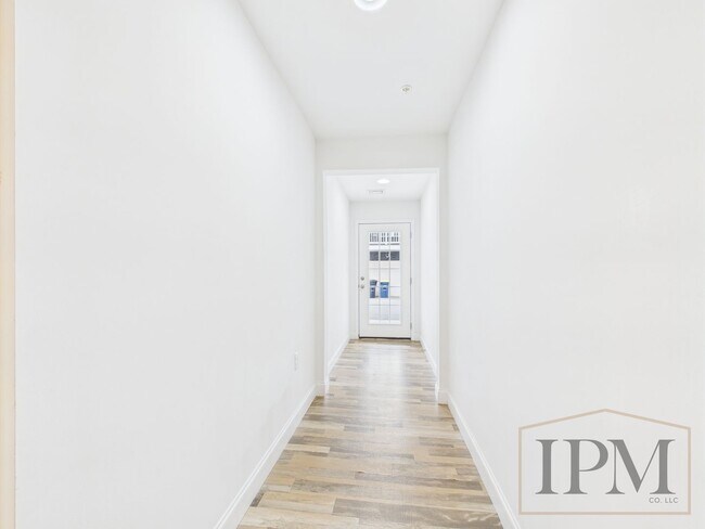 Foto del edificio - 2-bedroom 2.5 bath Luxury Townhome located...
