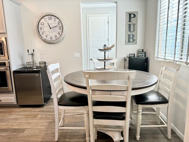 Foto del edificio - Gorgoues Updated home in gated community w...