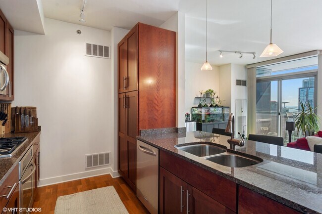 Building Photo - 505 N McClurg Ct