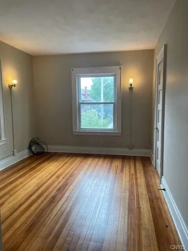 Building Photo - 842 Westcott St