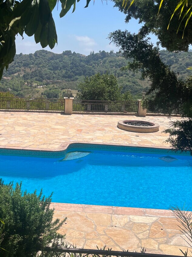 Foto principal - 3003 Benedict Canyon Dr