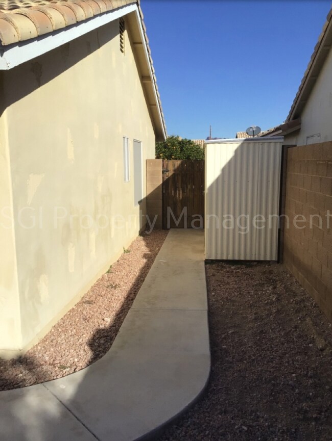 Building Photo - Northeast Mesa Property