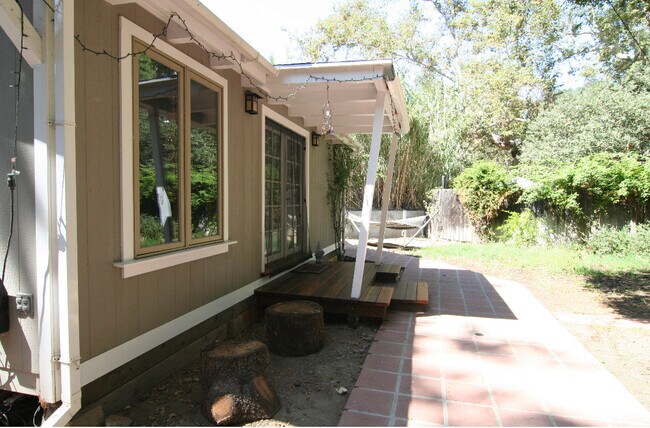Foto del edificio - 200 S Topanga Canyon Blvd