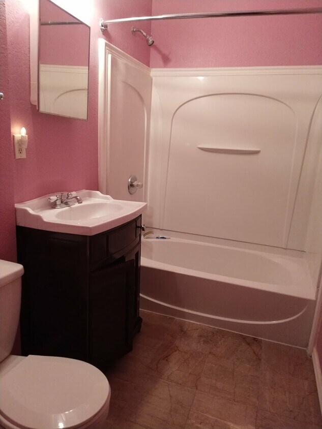 Precioso baño - 2018 Glenwood Ave