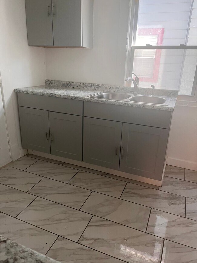 Foto del edificio - 955 Royal Rd