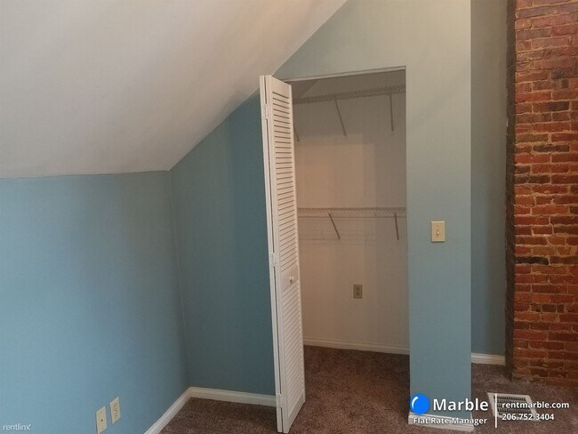 Building Photo - 2 br, 1 bath Townhome - 1815 W 47th St Apt 2