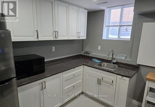 Building Photo - 5 Hearthstone Crescent