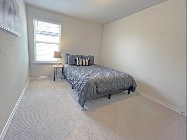Foto del edificio - Room in House on Saginaw Dr