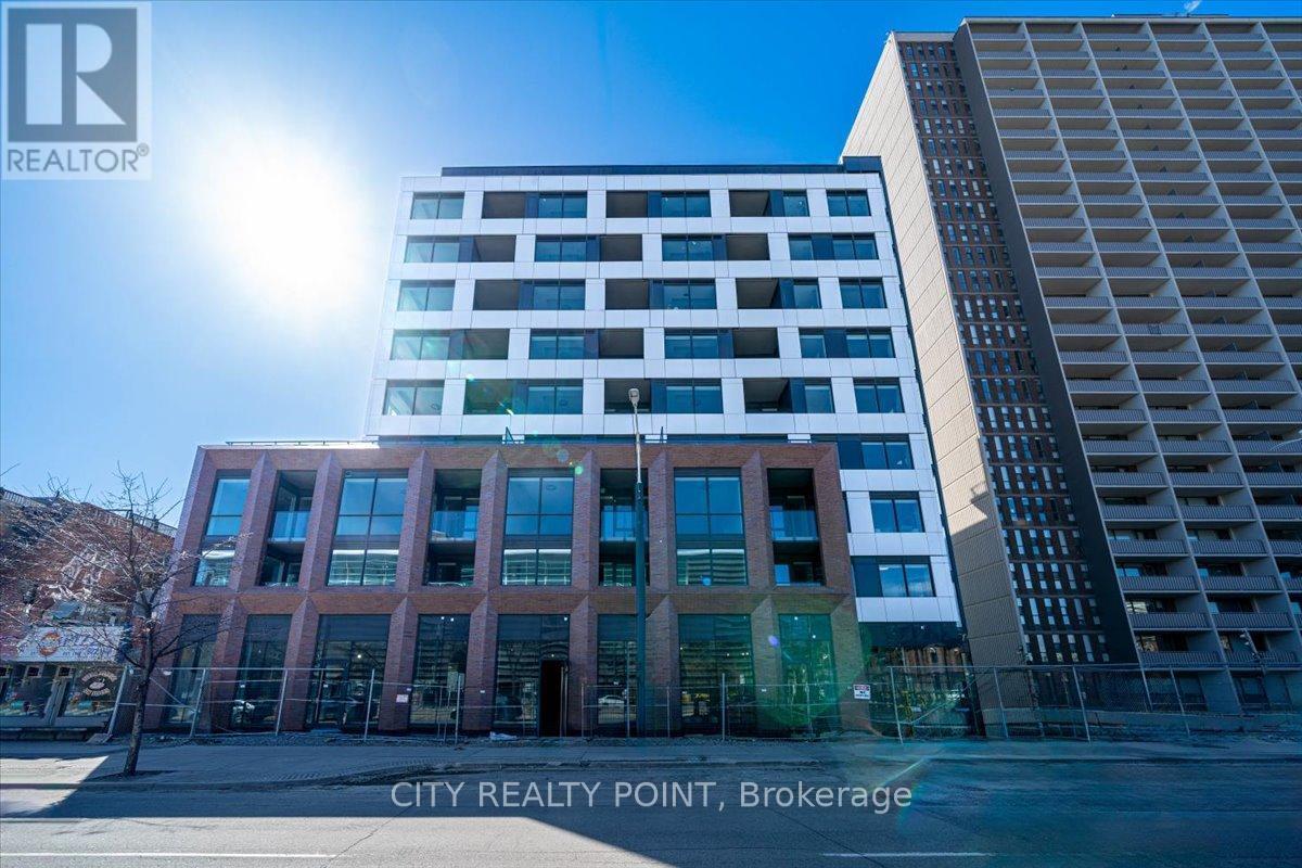 Photo principale - 664-664 Spadina Ave.