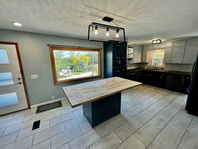 Building Photo - Updated 4 Bed 2 Bathroom House near East H...