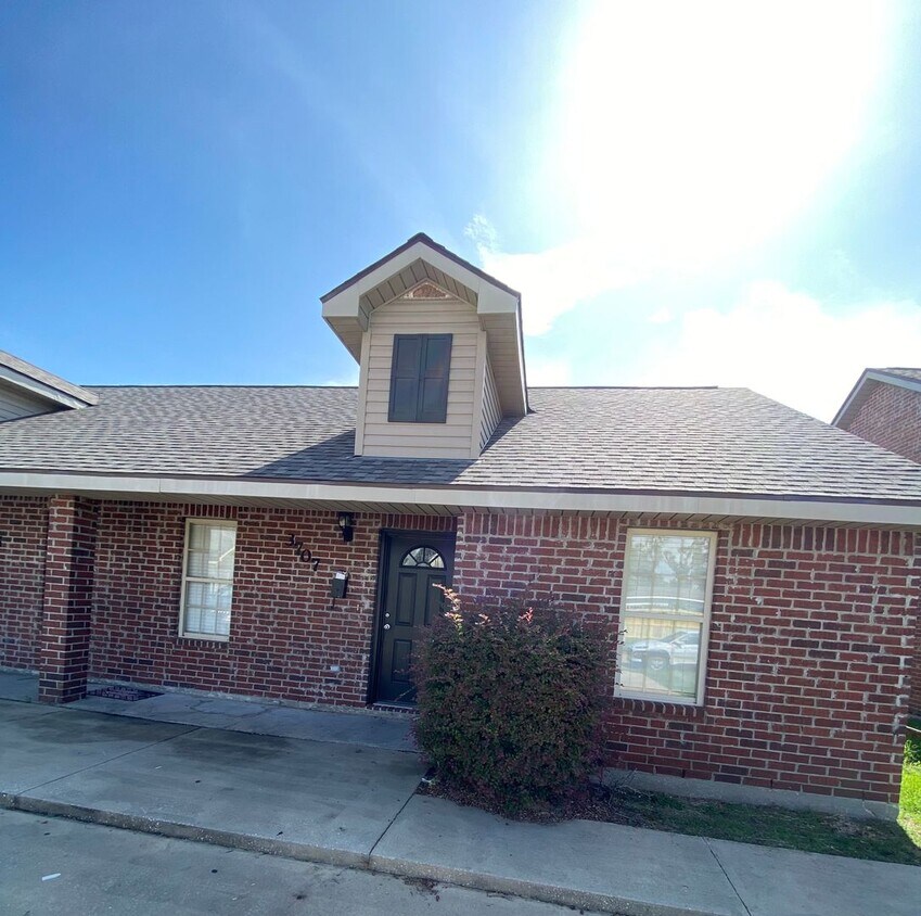 Primary Photo - 2 bedroom 2 bath Duplex for lease