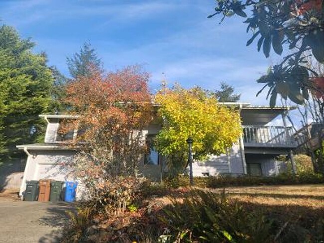 Foto del edificio - Classic North Tacoma 4 Bedroom Tri-Level w...