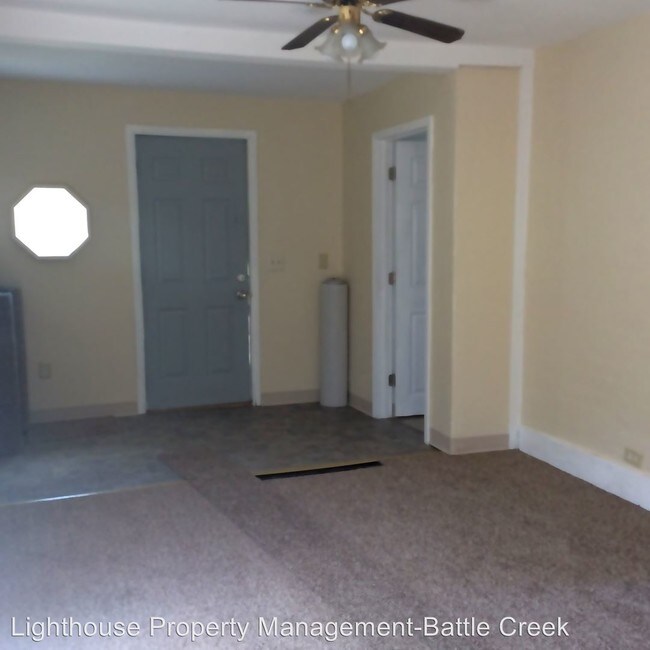 Building Photo - 3 br, 1 bath House - Bradford St 24