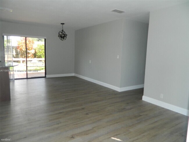 Foto del edificio - 3 br, 2 bath House - 321 NE 58th St