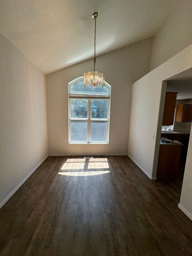 Building Photo - 12950 SW Mayview Way