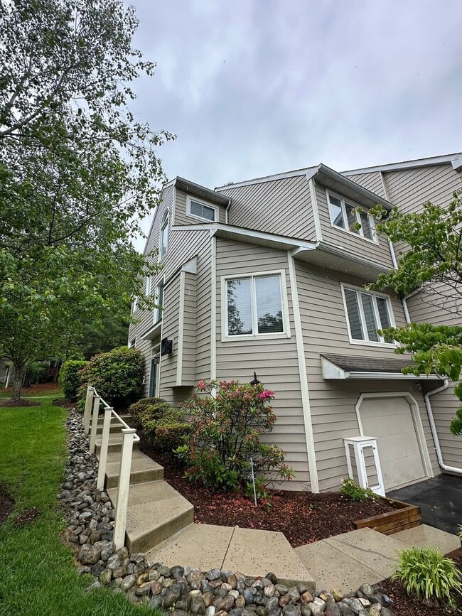 Building Photo - Beautiful 3BR/2.5BA Townhome