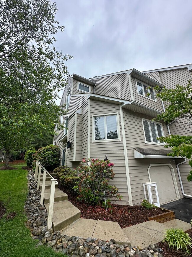 Foto del edificio - Beautiful 3BR/2.5BA Townhome