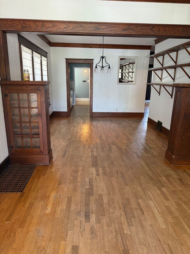 Foto del edificio - Charming 3 Bedroom Home with Hardwood Floo...