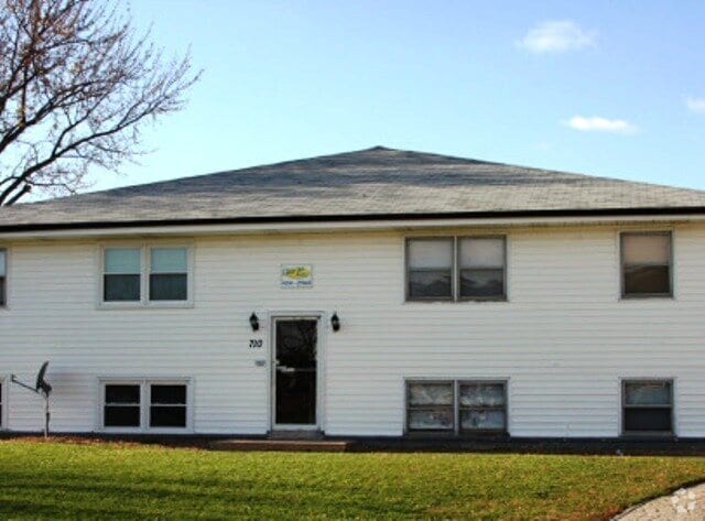 Building Photo - 710 Golfcrest Rd N