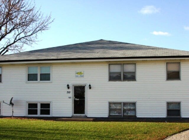 Primary Photo - 710 Golfcrest Rd N