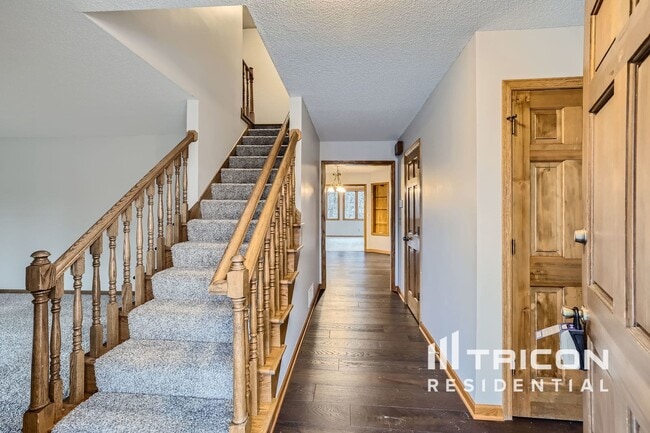 Building Photo - 5585 Rosewood Ln