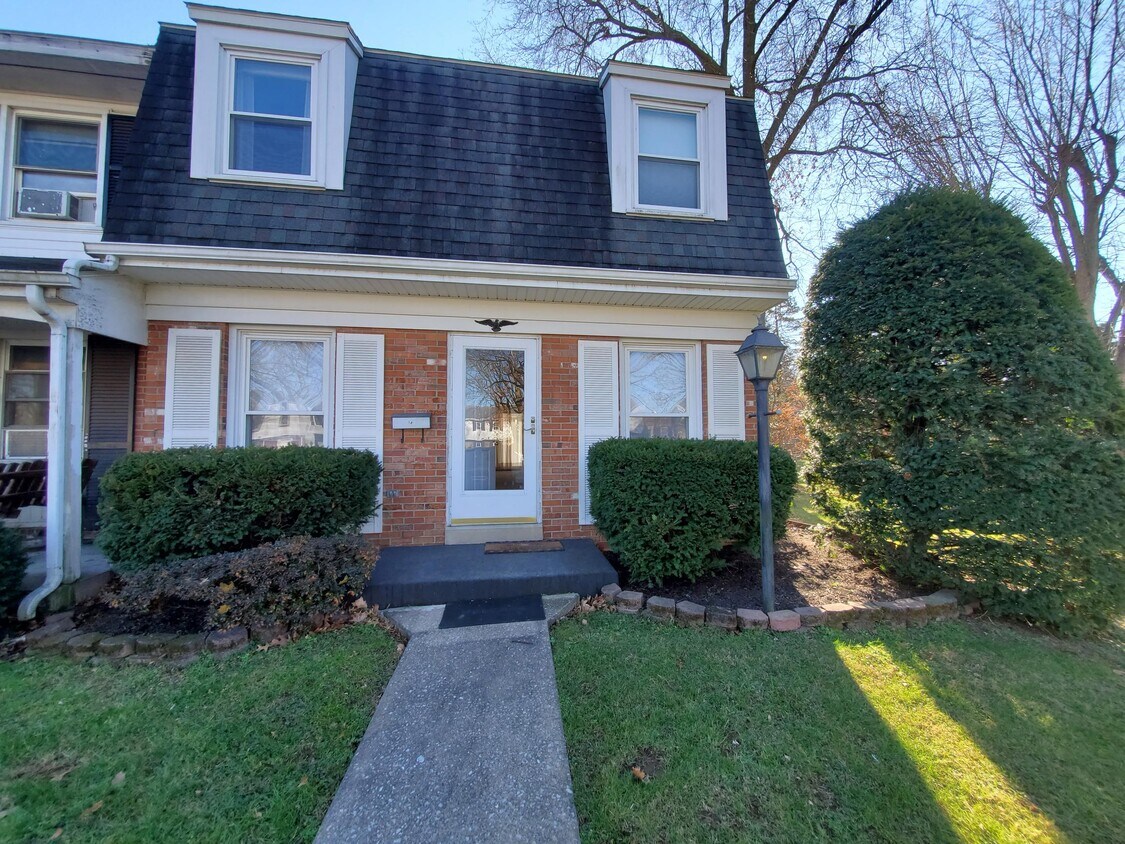 Primary Photo - 940 E Maple St