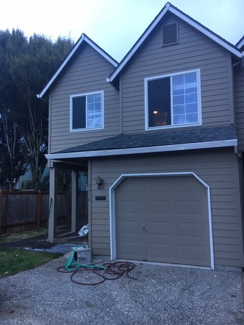Building Photo - 16670 sw Daffodil st.